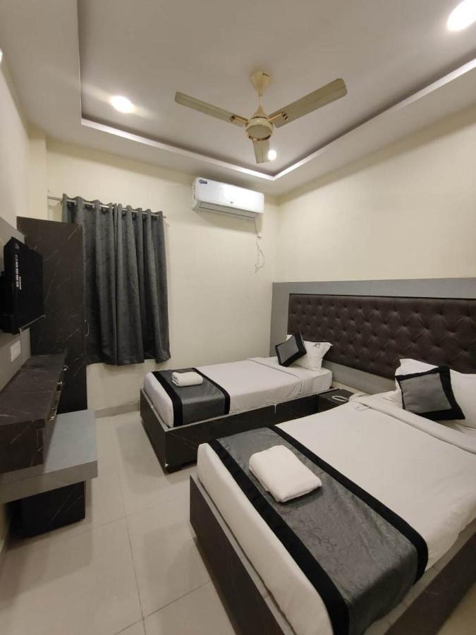 Hotel Vighneshwara Inn วิเจยาวารา ภายนอก รูปภาพ